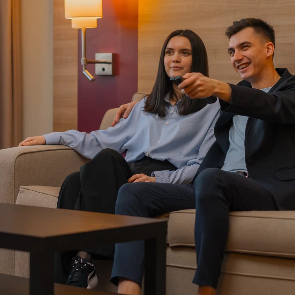 Para ogląda w hotelu czeską telewizję